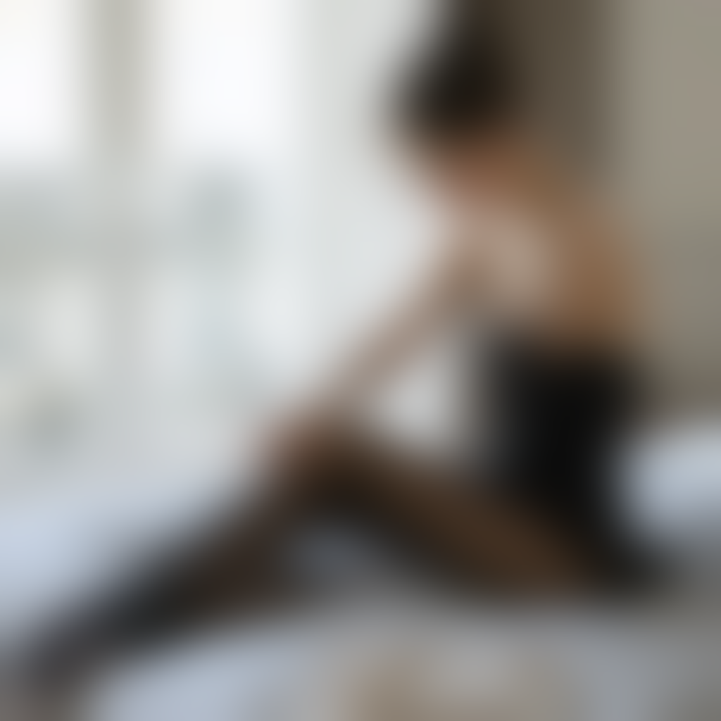 Une femme dans une chambre lumineuse enfile soigneusement des collants noirs fins, avec des collants bien ranges a proximite.